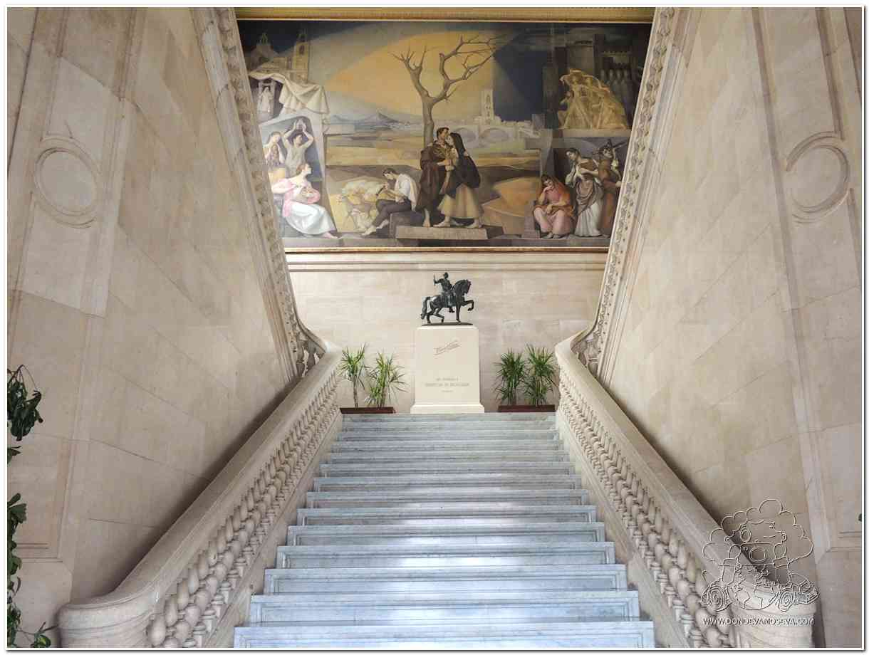 Pintura mural de Germán Calvo en la escalinata del Ayuntamiento de Palencia