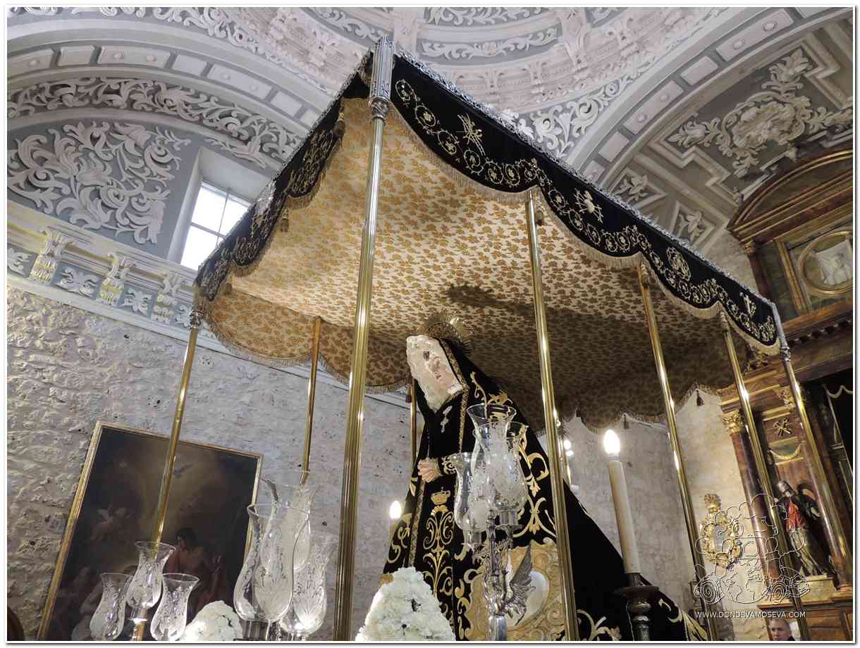 Paso procesional de Nuestra Señora de la Soledad durante la Semana Santa de Palencia