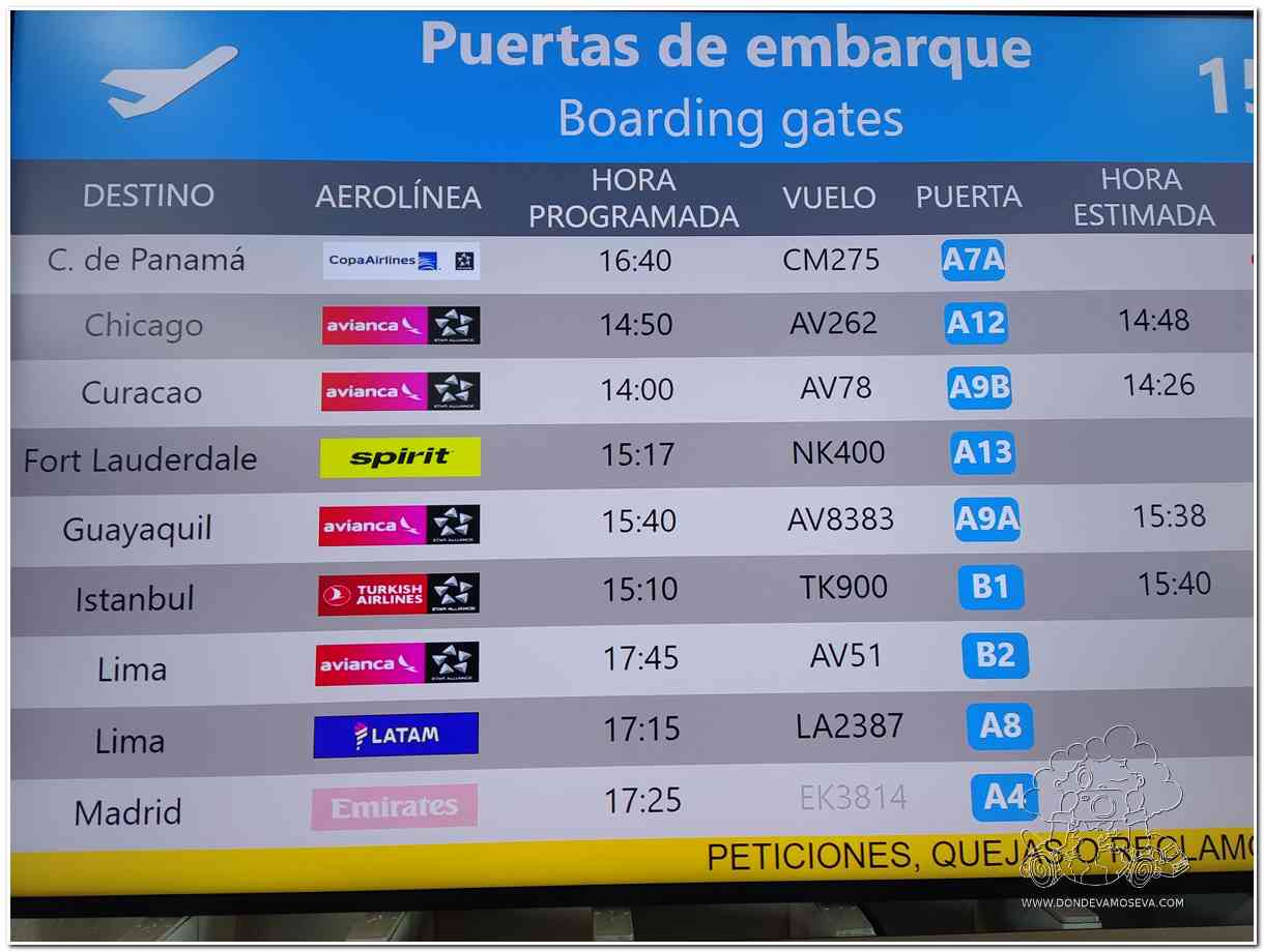 Panel de embarque en un aeropuerto, uno de los espacios donde conviene extremar la seguridad digital al viajar y tener precaución al usar redes WiFi públicas.