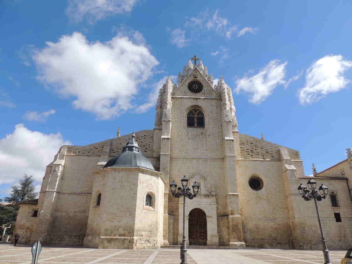 Vista de la Catedral de San Antolín de Palencia, conocida como la Bella Desconocida