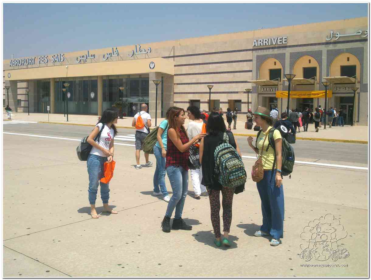 Grupo de amigas recién llegadas al aeropuerto de Fez, una imagen que transmite la importancia de viajar con tranquilidad, seguridad digital y confianza durante el viaje.