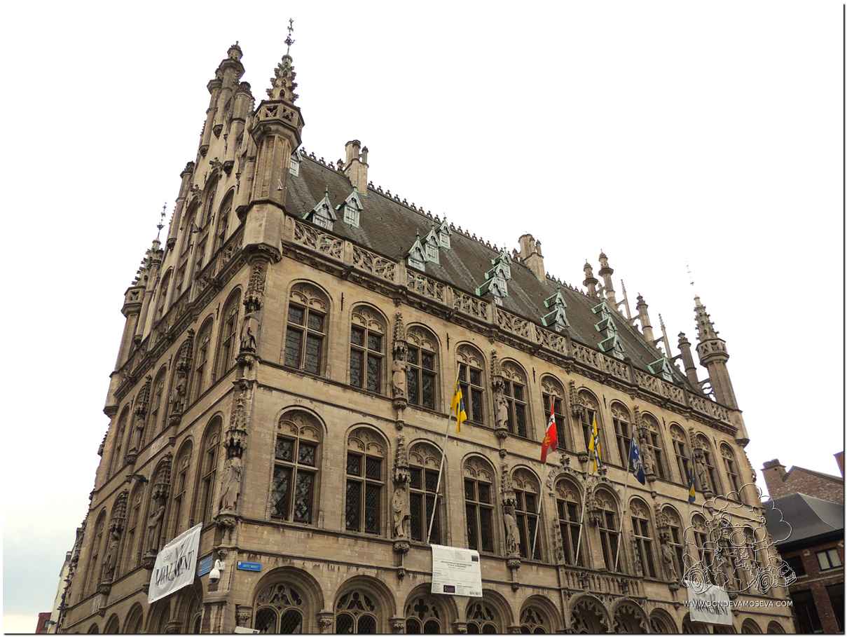Fachada del Ayuntamiento de Lovaina, uno de los edificios góticos más espectaculares de Bélgica