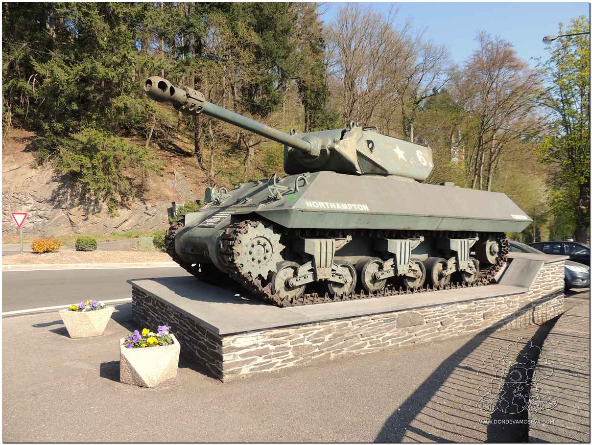 Tanque Sherman en La Roche-en-Ardenne, uno de los escenarios de la Batalla de las Ardenas, en Valonia, Bélgica.
