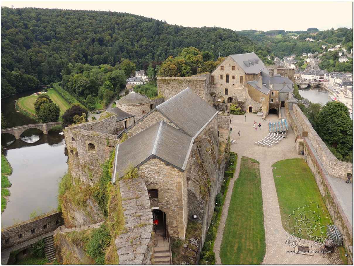 Vista panorámica desde el Castillo de Bouillon sobre el río Semois y la localidad de Bouillon, en Valonia, Bélgica