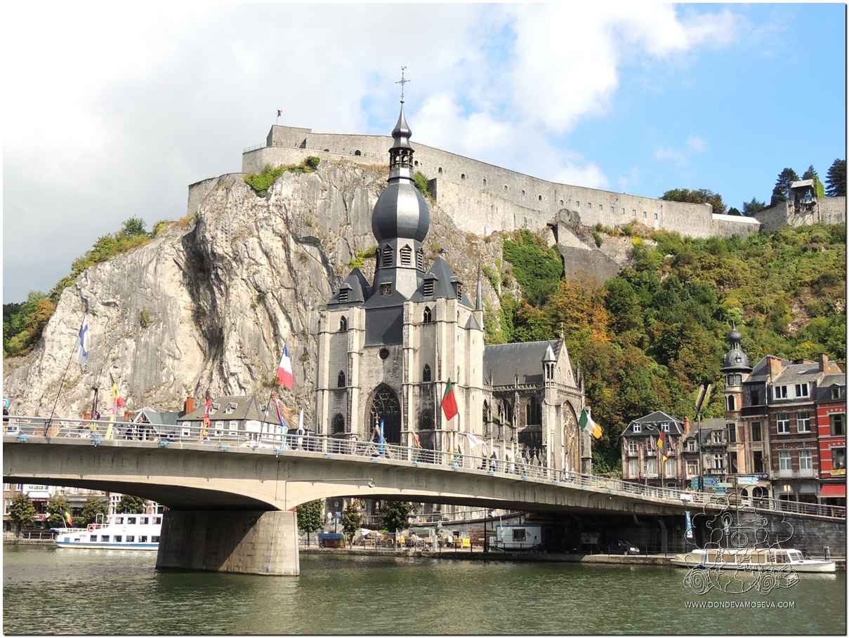 Colegiata de Notre-Dame, la Ciudadela de Dinant y el río Meuse, en Valonia, Bélgica.