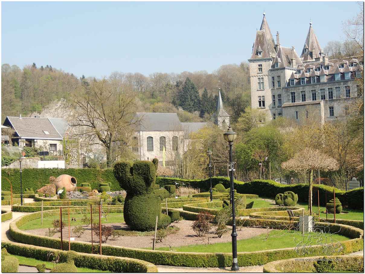 Topiary Park de Durbuy con el castillo al fondo, en la ciudad más pequeña del mundo, Valonia, Bélgica