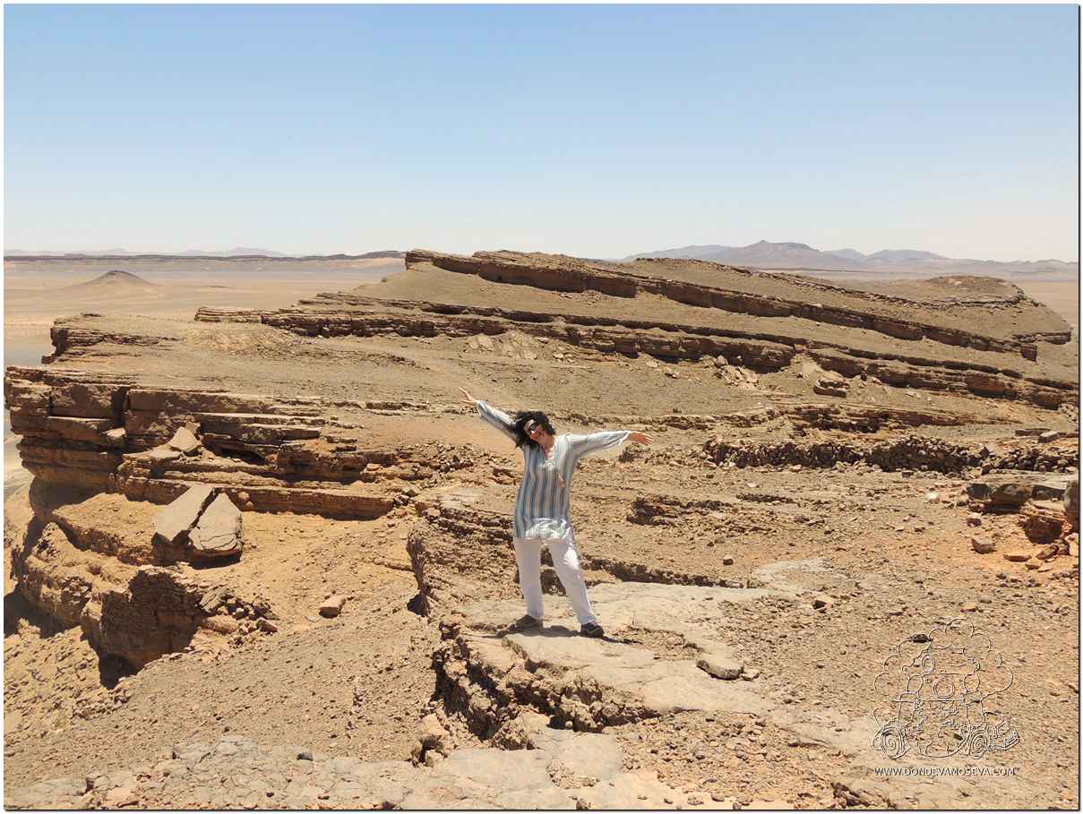Formación rocosa de Gara Medouar cerca de Erfoud, Marruecos