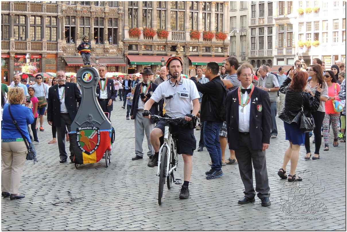Celebración popular del Manneken Pis en Bruselas, con la plaza llena de público durante una de sus fiestas tradicionales.