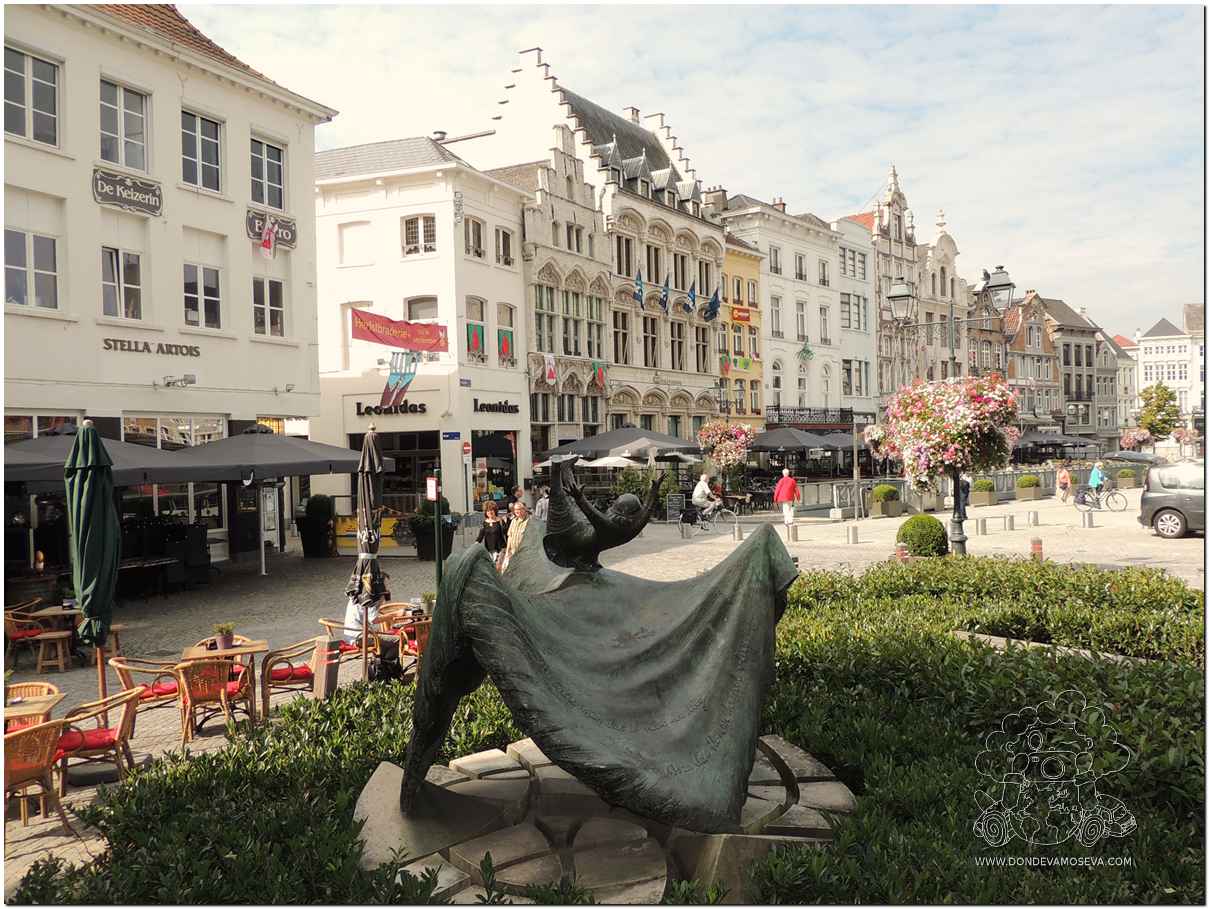 Vista de la Grote Markt de Malinas desde la estatua de Opsinjoorke, uno de los personajes más populares de la ciudad.
