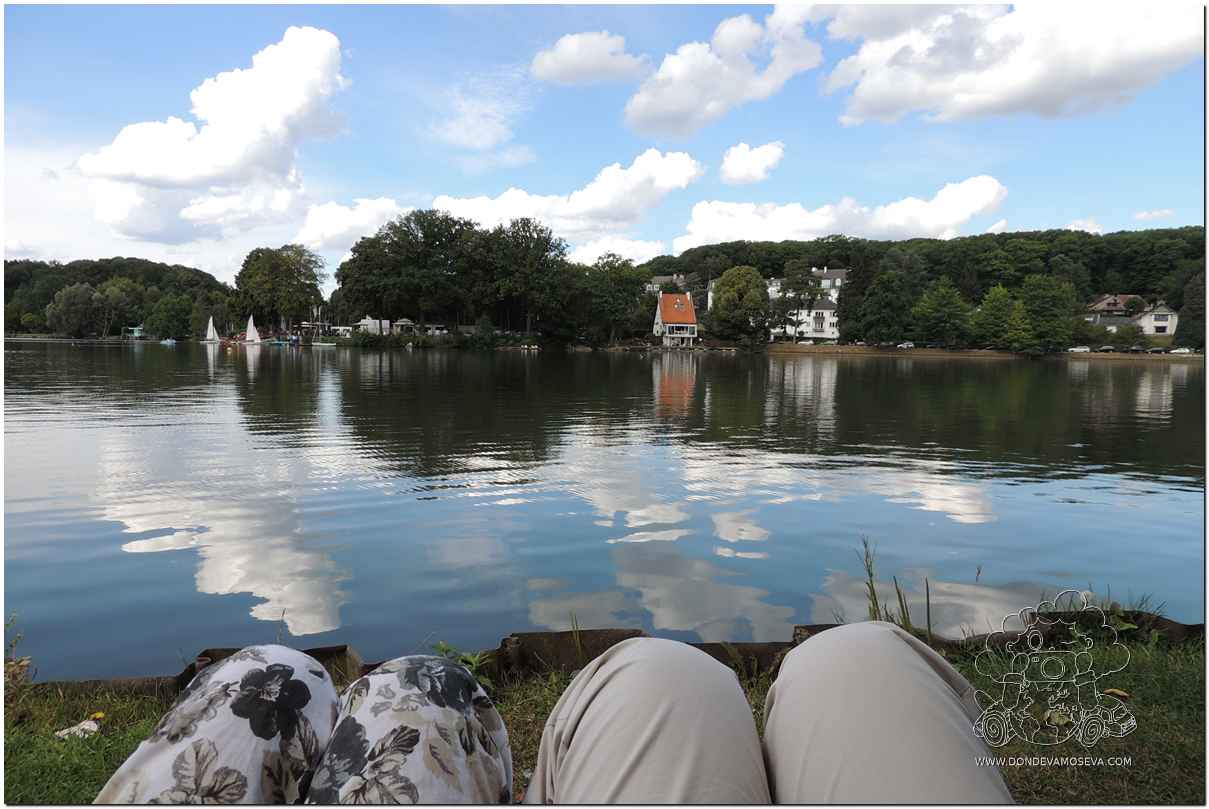 Lago de Genval, una de las excursiones más bonitas desde Bruselas, en Valonia, Bélgica.