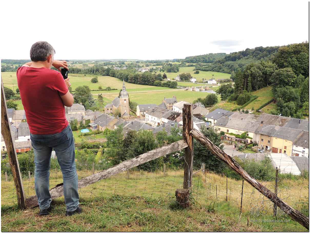 Carmelo fotografiando el paisaje desde un mirador de Chassepierre, junto al río Semois, en las Ardenas belgas.