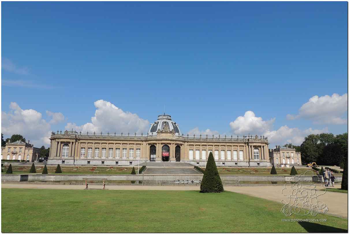 Palacio de Tervuren, sede del Museo Real de África Central, en los alrededores de Bruselas, Bélgica.