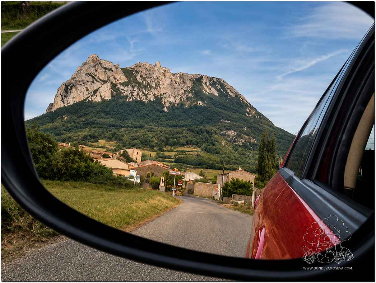 Pueblo de Bugarach y Pic de Bugarach en Francia