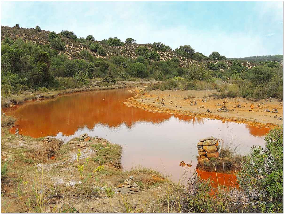 Río Piscinas de color rojizo en la Costa Verde de Cerdeña