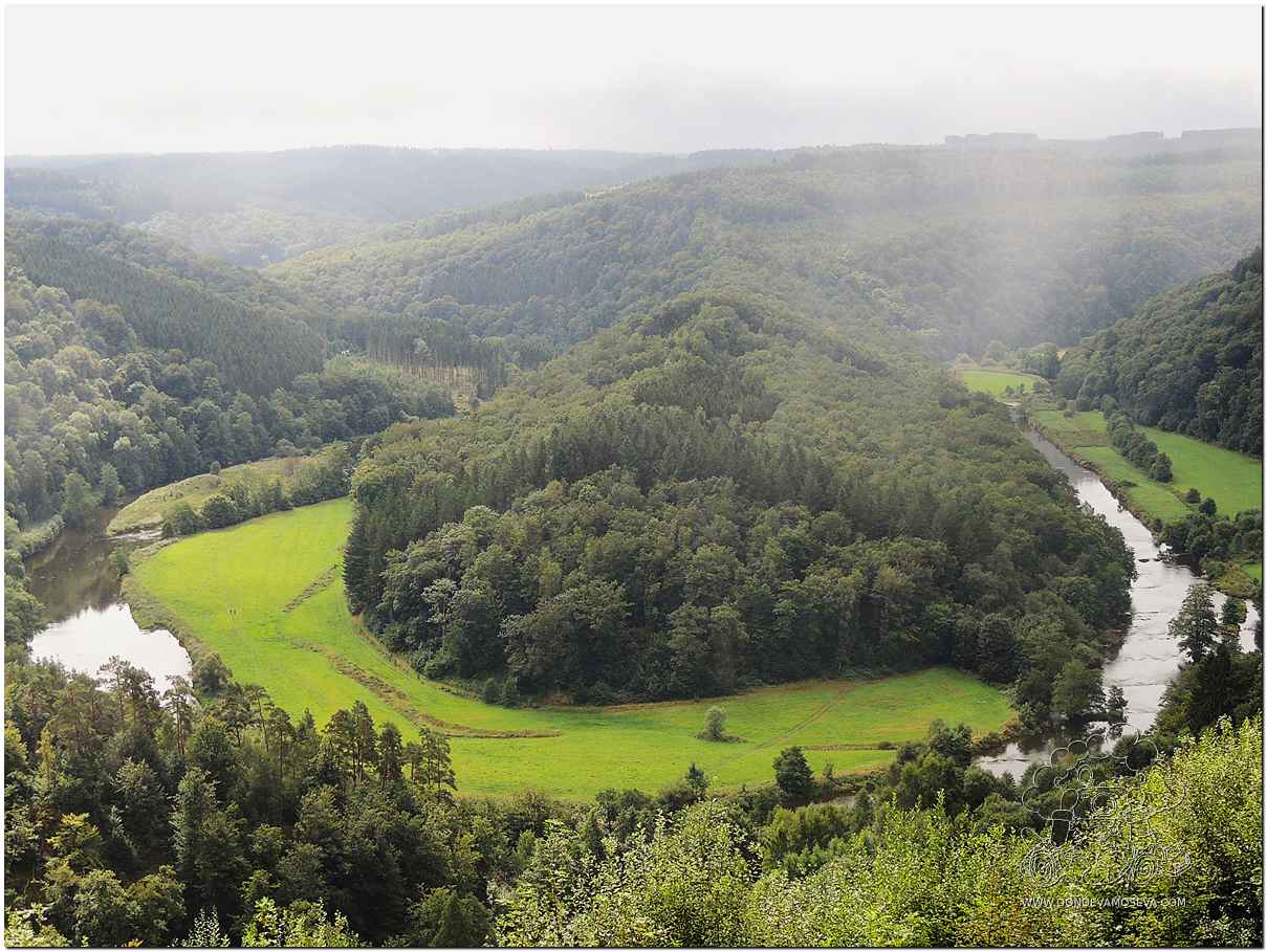 Vistas del meandro del río Semois conocido como tumba del Gigante en Ucimont 