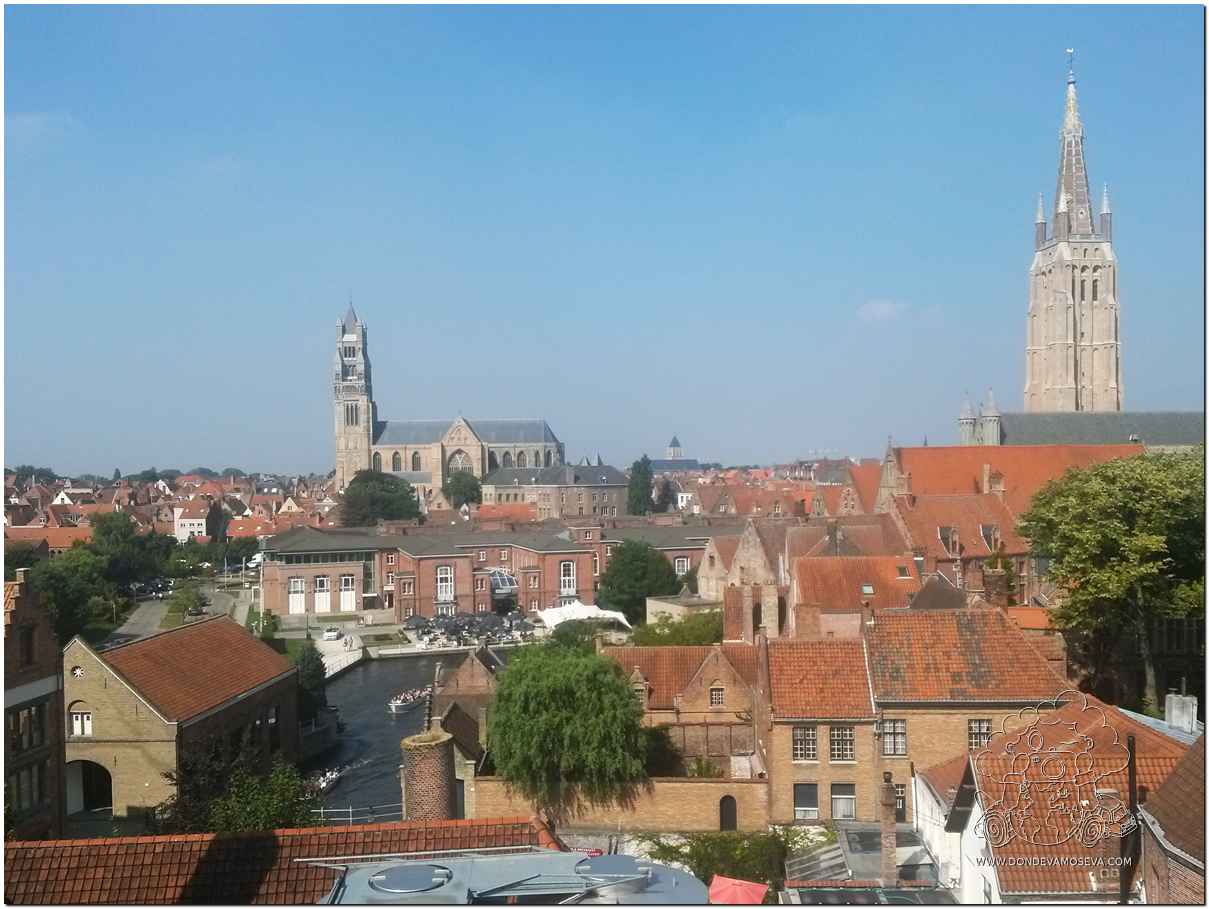 Vista panorámica del centro histórico de Brujas, una de las ciudades más bonitas de Flandes, Bélgica